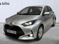 Silver Begagnad 2024 Toyota Yaris Hybrid Active Halvkombi | 244 900 kr (Marknadspris)
