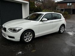 Vit Begagnad 2015 BMW 116 Halvkombi | 107 900 kr (Marknadspris)