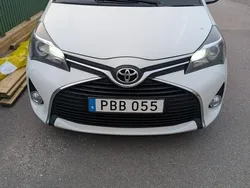 Grå Begagnad 2015 Toyota Yaris Active Halvkombi | 84 900 kr (Marknadspris)