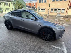 Grå Begagnad 2024 Tesla Model Y Performance SUV | 519 000 kr