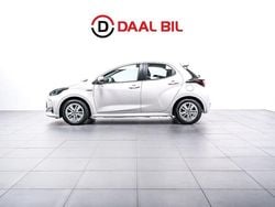 Vit Begagnad 2021 Toyota Yaris Hybrid Connect Style Halvkombi | 159 700 kr (Marknadspris)