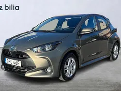 Grön Begagnad 2023 Toyota Yaris Hybrid Active Halvkombi | 229 900 kr (Marknadspris)