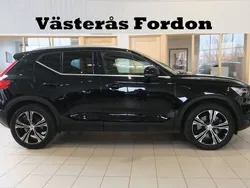 Svart Begagnad 2021 Volvo XC40 Momentum SUV | 319 900 kr (Marknadspris)
