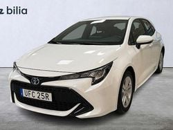 Vit Begagnad 2022 Toyota Corolla Hybrid Active Halvkombi | 249 900 kr (Marknadspris)