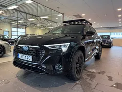 Svart Begagnad 2024 Audi Q8 e-tron SUV | 999 000 kr