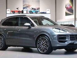 Grå Begagnad 2024 Porsche Cayenne SUV | 1 095 000 kr