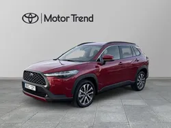 Röd Ny 2025 Toyota Corolla Cross Style SUV | 404 900 kr (Marknadspris)