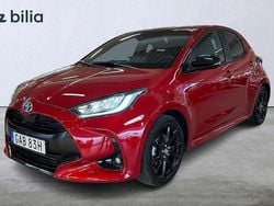 Röd Begagnad 2022 Toyota Yaris Hybrid Style Halvkombi | 249 900 kr (Marknadspris)