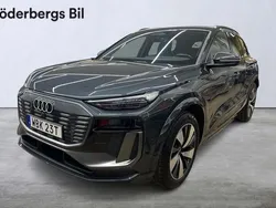 Grå Begagnad 2024 Audi Q6 e-tron Comfort SUV | 779 000 kr (Marknadspris)