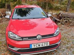 Röd Begagnad 2016 VW Golf Alltrack Kombi | 154 900 kr (Marknadspris)