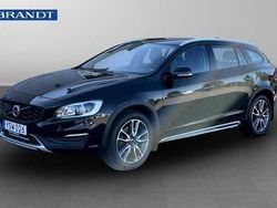 Svart Begagnad 2018 Volvo V60 CC Standard Kombi | 219 900 kr (Marknadspris)
