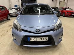 Ljusblå Begagnad 2013 Toyota Yaris Hybrid Active Halvkombi | 99 990 kr (Marknadspris)