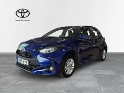 Mörkblå Begagnad 2022 Toyota Yaris Hybrid Halvkombi | 208 900 kr (Bra pris)
