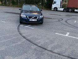 Blå Begagnad 2009 Volvo V50 Momentum Kombi | 33 000 kr (Marknadspris)