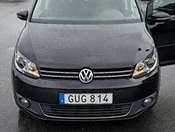 Svart Begagnad 2015 VW Touran Minibuss | 125 000 kr (Marknadspris)