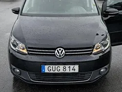Svart Begagnad 2015 VW Touran Minibuss | 128 000 kr (Marknadspris)