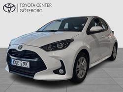 Vit Begagnad 2022 Toyota Yaris Hybrid Active Halvkombi | 224 900 kr (Marknadspris)