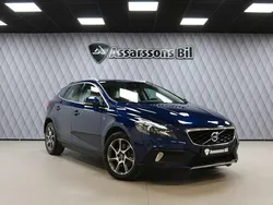 Blå Begagnad 2015 Volvo V40 CC Momentum Kombi | 184 900 kr (Marknadspris)