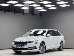 Vit Begagnad 2022 Skoda Superb LAURIN & KLEMENT Kombi | 309 900 kr (Marknadspris)