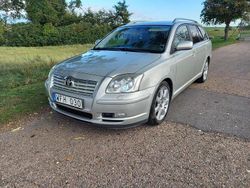Silver Begagnad 2004 Toyota Avensis Kombi | 33 000 kr (Marknadspris)