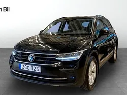 Svart Begagnad 2022 VW Tiguan Life SUV | 299 900 kr (Superpris)