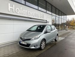 Ljusgrå Begagnad 2011 Toyota Yaris Halvkombi | 56 500 kr (Marknadspris)