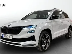 Vit Ny 2024 Skoda Karoq SportLine SUV | 384 900 kr (Marknadspris)