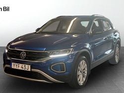Blå Begagnad 2024 VW T-Roc Life SUV | 289 900 kr (Marknadspris)