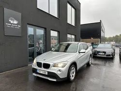 Ljusgrå (grå) Begagnad 2011 BMW X1 SUV | 89 900 kr (Marknadspris)