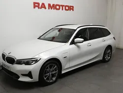Vit Begagnad 2021 BMW 330e Sport Line Kombi | 299 700 kr (Bra pris)