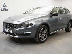 Grå Begagnad 2018 Volvo V60 CC Standard Kombi | 214 900 kr (Marknadspris)