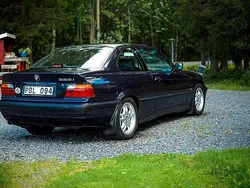 Mörkblå Begagnad 1997 BMW 328 Sportkupé | 1 000 kr