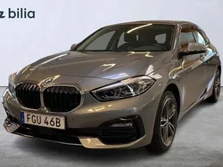 Grå Begagnad 2022 BMW 118 Sport Line Halvkombi | 254 000 kr (Marknadspris)