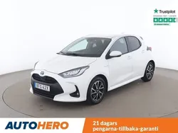 Vit Begagnad 2021 Toyota Yaris Hybrid Active Halvkombi | 219 000 kr (Dyr)
