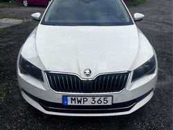 Vit Begagnad 2016 Skoda Superb LAURIN & KLEMENT Kombi | 130 000 kr (Marknadspris)