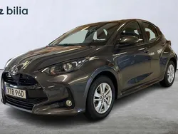 Mörkgrå (grå) Begagnad 2024 Toyota Yaris Hybrid Active Halvkombi | 259 000 kr (Marknadspris)