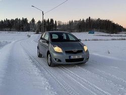 Grå Begagnad 2011 Toyota Yaris Halvkombi | 64 500 kr (Marknadspris)