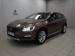 Brun Begagnad 2016 Volvo V60 CC Summum Kombi | 179 900 kr (Marknadspris)