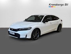 Sonic grey metallic Ny 2024 Honda Civic Hybrid Halvkombi | 384 500 kr (Lite dyr)