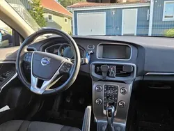 Svart Begagnad 2016 Volvo V40 Momentum Kombi | 139 000 kr (Marknadspris)