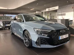 Grå (kemoragrå metallic) Ny 2025 Audi RS3 Sportback Sport Halvkombi | 849 900 kr (Marknadspris)