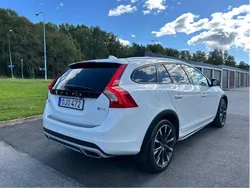 Vit Begagnad 2017 Volvo V60 CC Momentum Kombi | 194 000 kr (Superpris)