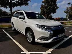 Vit Begagnad 2019 Mitsubishi Outlander P-HEV SUV | 209 000 kr (Marknadspris)