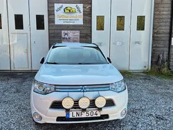 Vit Begagnad 2014 Mitsubishi Outlander P-HEV SUV | 95 900 kr (Marknadspris)