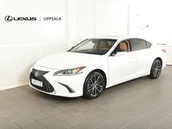 Vit (sonic quartz ) Begagnad 2023 Lexus ES300H Limited Edition Sedan | 399 900 kr (Bra pris)
