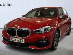 Röd Begagnad 2022 BMW 118 Sport Line Halvkombi | 249 000 kr (Marknadspris)