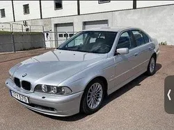 Ljusgrå Begagnad 2002 BMW 520 Sedan | 20 000 kr