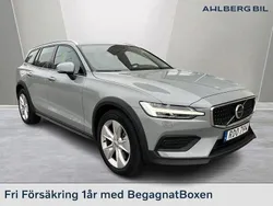Grå Begagnad 2024 Volvo V60 CC Core Kombi | 419 500 kr (Marknadspris)