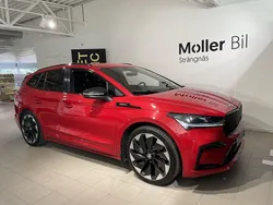 Röd (velvet red metallic) Begagnad 2022 Skoda Enyaq iV SUV | 379 900 kr (Marknadspris)