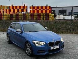 Blå Begagnad 2013 BMW M135 Halvkombi | 170 000 kr (Marknadspris)